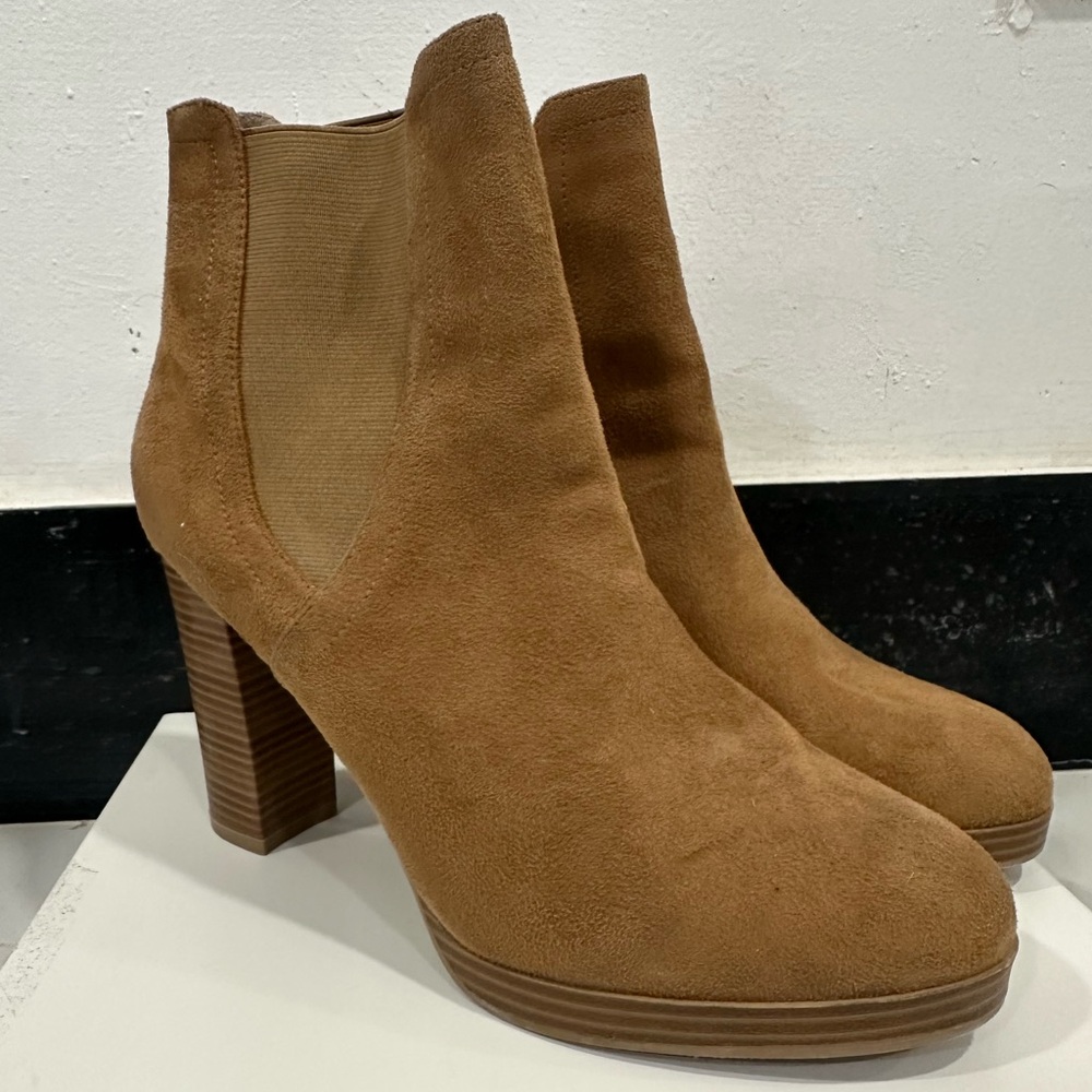 tan suede Chelsea boot